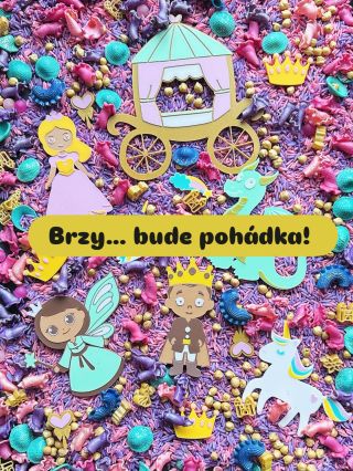 ✨ Za devatero horami a PLA dílky… se právě rodí nová pohádka! 🌈👑 Už brzy se otevřou brány do světa, kde modelína voní jako...