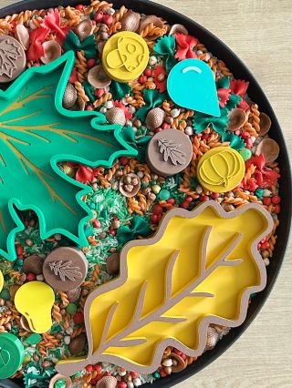 🍂✨ Podzimní hra, která má všechno! Barevná rýže a těstoviny, k tomu listy, razítka a tvary– děti mohou objevovat, tiskat,...