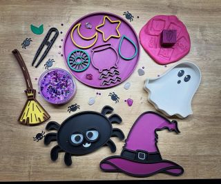 Kouzelná halloweenská smyslohra je tady! ✨🕷️ Čarodějnický klobouk, pavouk, duch i kouzelný kotlík – to všechno čeká na...