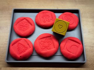 Malá “cukrárna” z modelíny 🍪 Místo pečení stačí pár bochánků modelíny a razítko – a hned vzniknou otisky jako na vánočních...